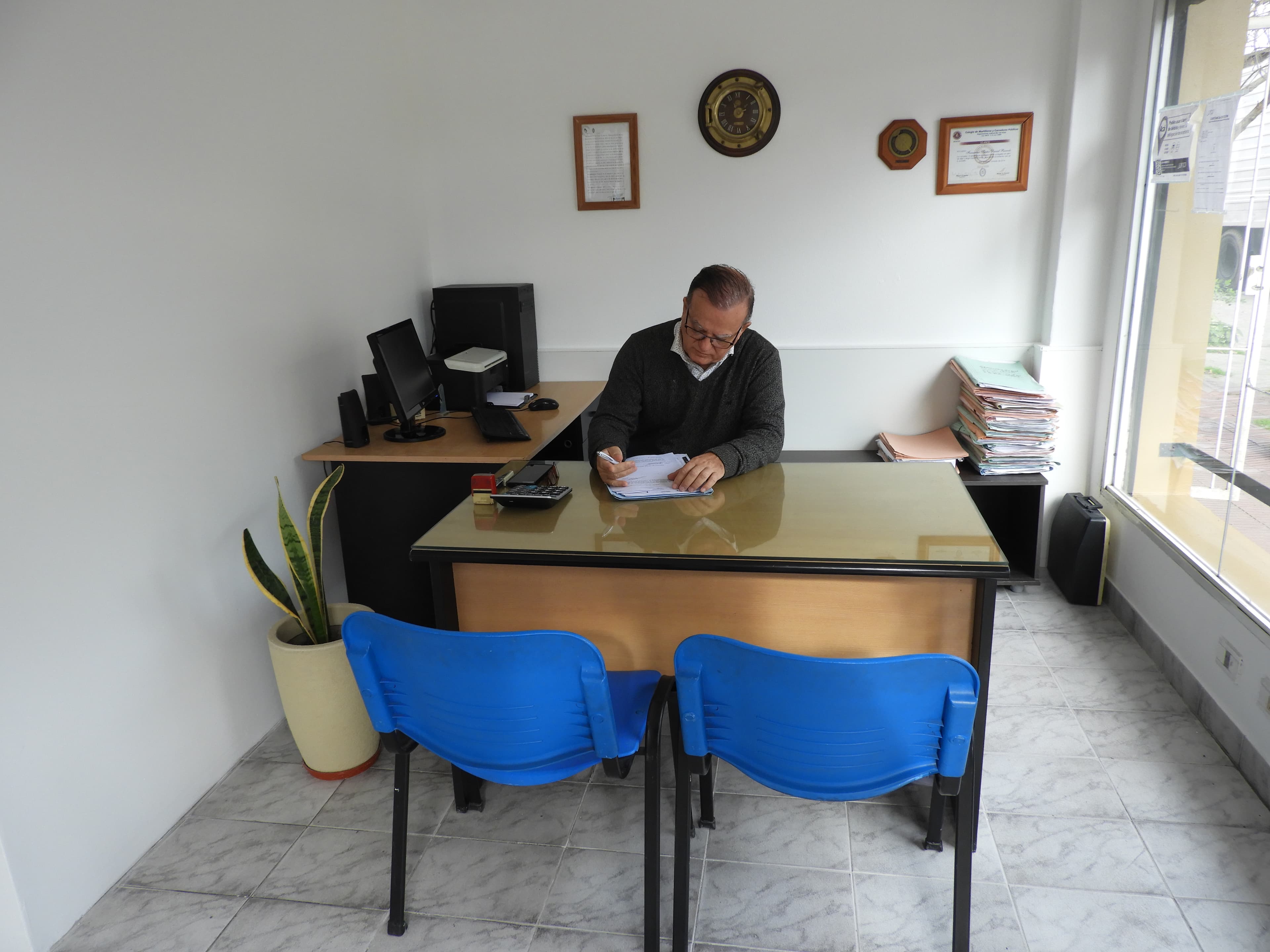 Propietario gestionando su propiedad con Santia Propiedades